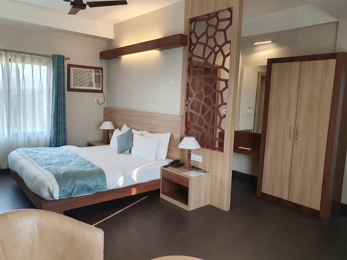 hotel-gulmohar-grand-jorhat-luxury-room-3